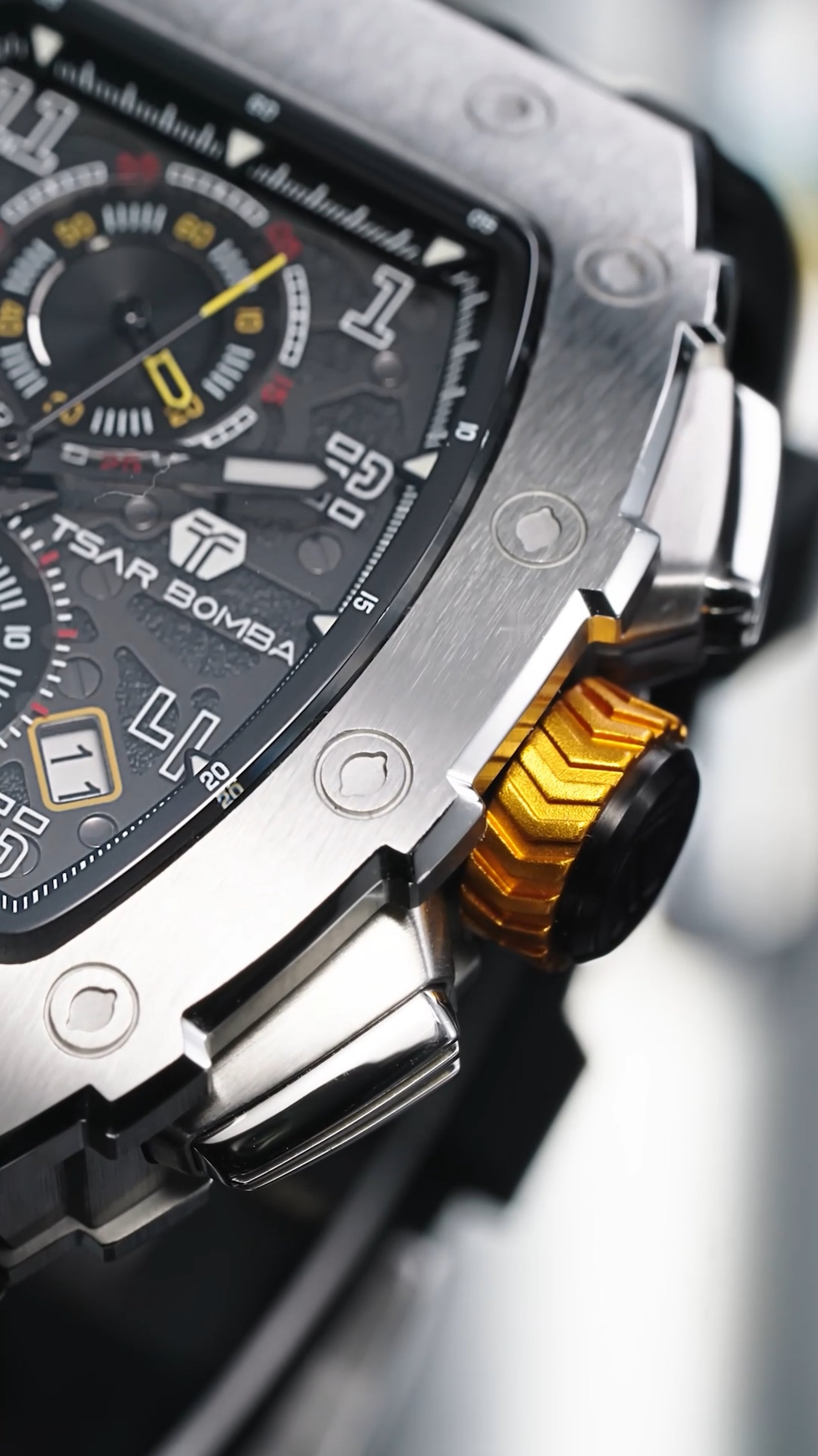 Elemental Series – Takvim Fonksiyonlu Çelik Saat TB8204Q