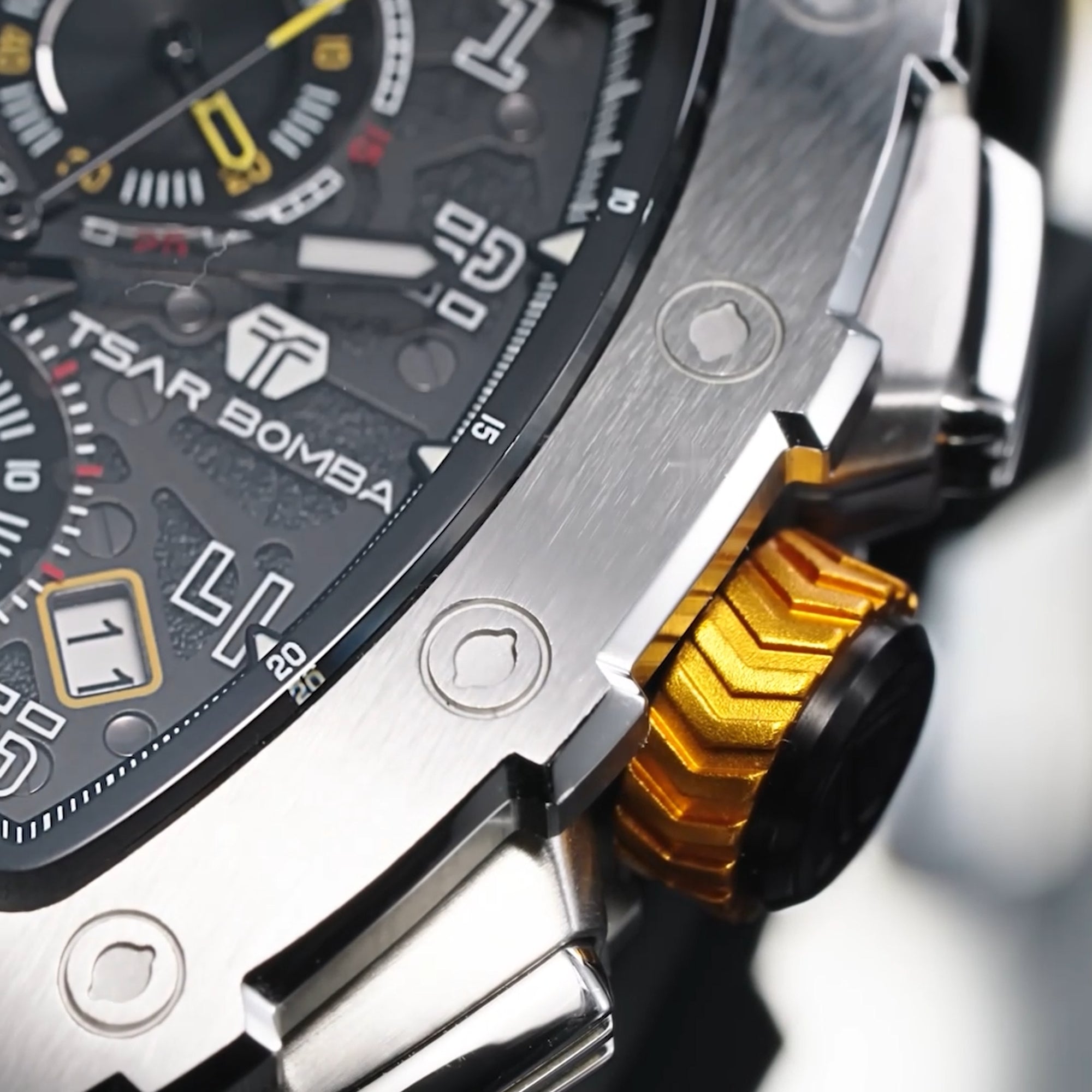 Elemental Series – Takvim Fonksiyonlu Çelik Saat TB8204Q